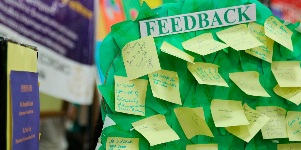 Sinnbild für Feedback-Systeme: Ein Feedback-Board mit sehr vielen kleinen handgeschriebenen Post-its.