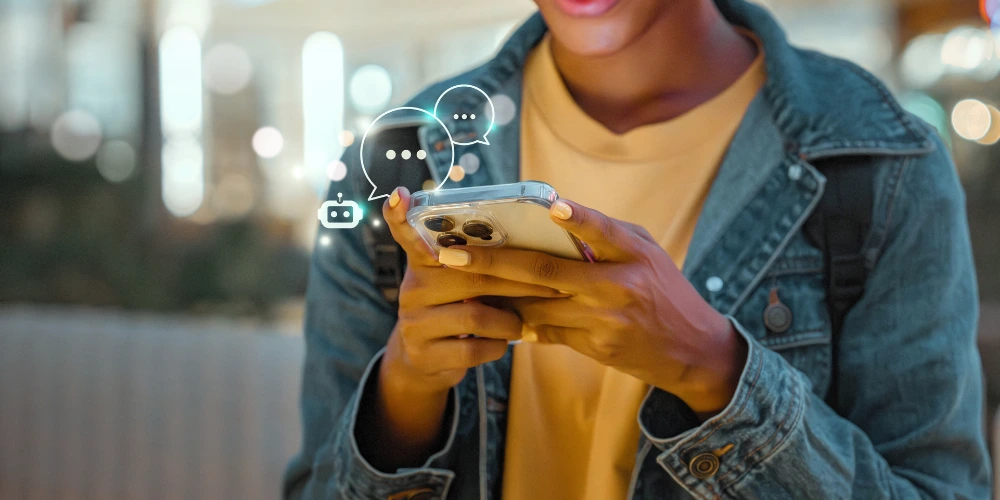 Person nutzt ein Smartphone mit eingeblendeten Chat-Icons – symbolisiert Conversational Checkout und digitale Nutzerinteraktion. Sinnbild für Digitale Abschlussstrecken.